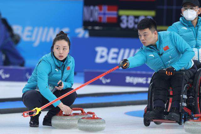 全场比赛结束 ，那不勒斯2-1亚特兰大！